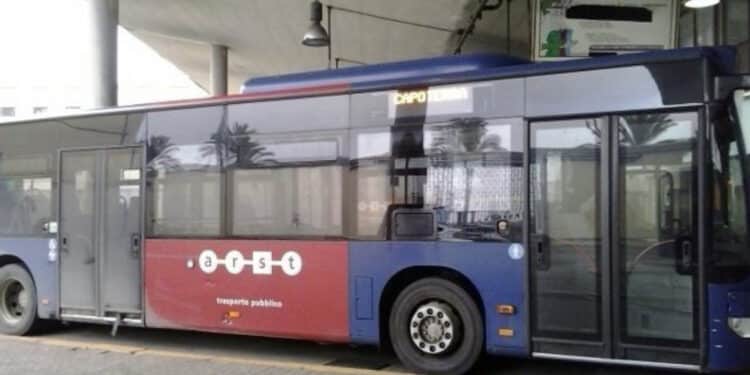 Cagliari, ragazze minorenni lasciate giù dal bus: “Era l’ultima corsa della giornata, l’autista poteva essere più clemente”