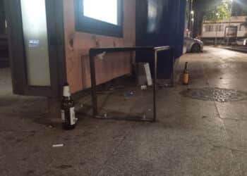 Cagliari, arrivederci decoro urbano: bottiglie di birra vuote, cartacce e rifiuti in Piazza Giovanni XXIII: “Sempre lo stesso copione”