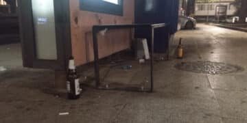 Cagliari, arrivederci decoro urbano: bottiglie di birra vuote, cartacce e rifiuti in Piazza Giovanni XXIII: “Sempre lo stesso copione”