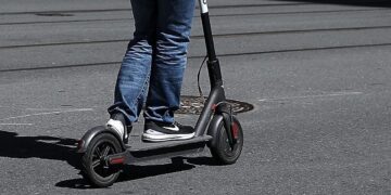 Quartu, investe un ragazzino in monopattino e scappa