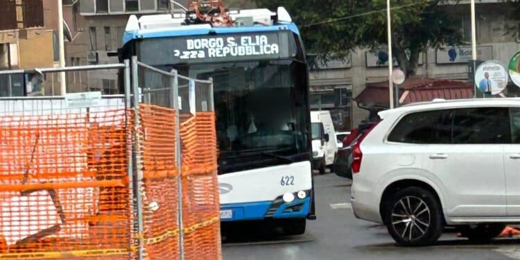 Cagliari, bus bloccati a causa dei parcheggi selvaggi: in via Cocco Ortu regna l’inciviltà