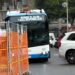 Cagliari, bus bloccati a causa dei parcheggi selvaggi: in via Cocco Ortu regna l’inciviltà