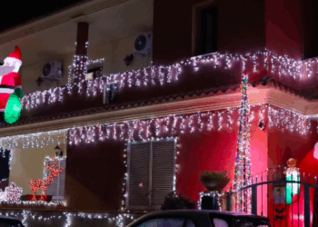 Concorso “Le migliori luminarie in Sardegna 2025”: Casa di Mamma Natale a Olbia