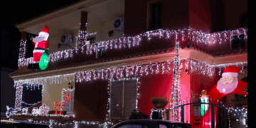 Concorso “Le migliori luminarie in Sardegna 2025”: Casa di Mamma Natale a Olbia