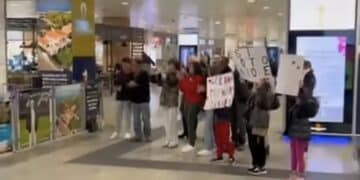 Tifo da stadio all’aeroporto di Elmas per accogliere il piccolo di 8 anni colpito da emorragia cerebrale mentre faceva i compiti