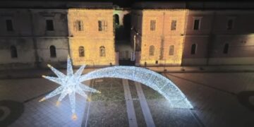 Castiadas, camion finisce sulla stella cometa al centro del paese: danni alla coda che sorregge il simbolo di Natale