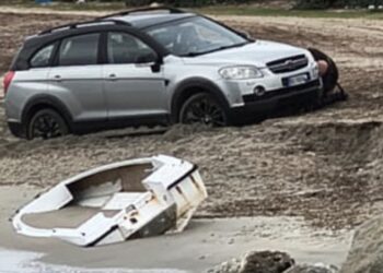 Cagliari, dallo stadio alla sabbia e la macchina rimane in panne: brutta disavventura per un incauto automobilista