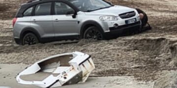 Cagliari, dallo stadio alla sabbia e la macchina rimane in panne: brutta disavventura per un incauto automobilista