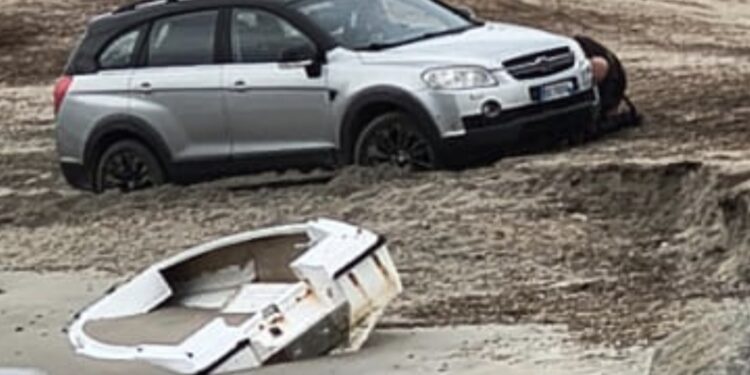 Cagliari, dallo stadio alla sabbia e la macchina rimane in panne: brutta disavventura per un incauto automobilista