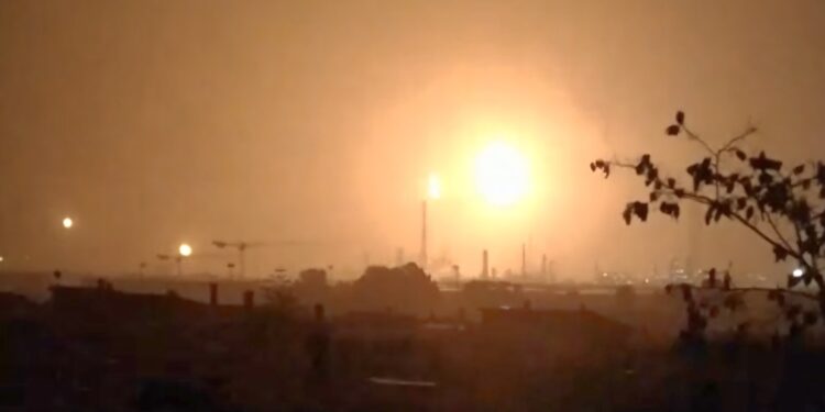 Evento notturno a Sarroch: “Forti miasmi in paese ma nessuna sirena, nessun avviso alla popolazione”