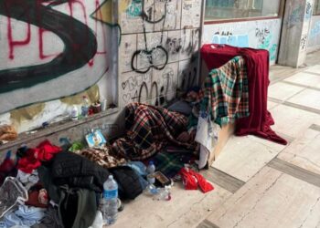 Cagliari, liberi tutti: sparisce il divieto di bivacco e accattonaggio da strade e piazze