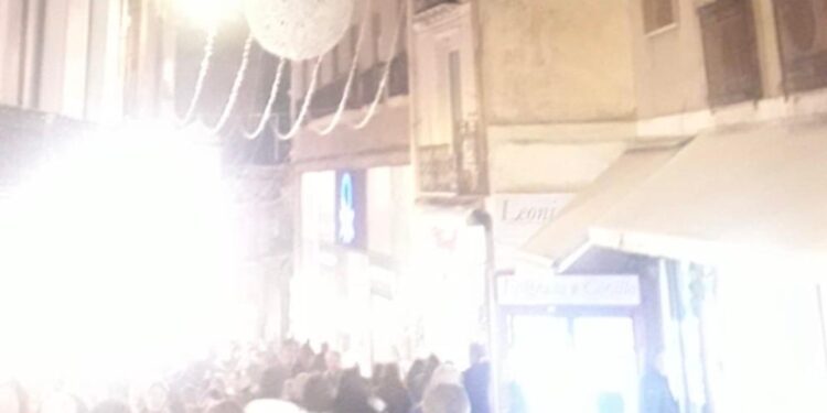 Cagliari, via Manno torna a splendere tra luci di Natale e mercatini