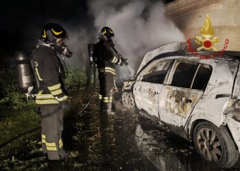 Auto in fiamme a Decimomannu, si indaga su cause e responsabili