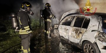 Auto in fiamme a Decimomannu, si indaga su cause e responsabili