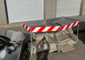 Cagliari, asfalto collassato da anni in via dei Capraia: messe le transenne dal Comune, ma nessuno interviene a risolvere