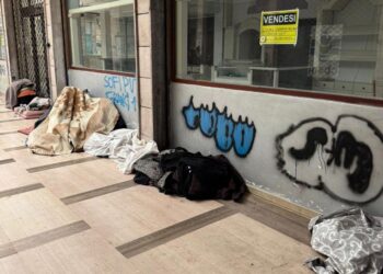 Cagliari, lo stop al divieto di accattonaggio fa esplodere la polemica: “Poveri e senza tetto sempre più abbandonati”