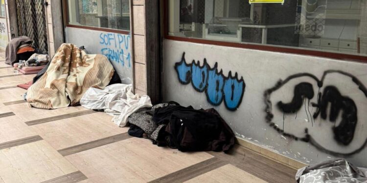 Cagliari, lo stop al divieto di accattonaggio fa esplodere la polemica: “Poveri e senza tetto sempre più abbandonati”