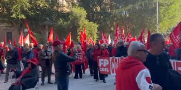 Sciopero generale, a Cagliari un migliaio in piazza del Carmine contro la manovra del governo