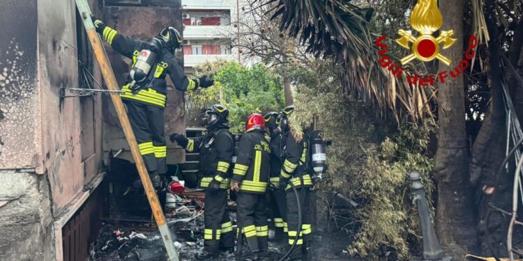 Paura a Quartu Sant’Elena, incendio in un cortile rischia di fare esplodere una palazzina