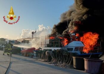 Cagliari, paura al molo Sant’Efisio: pauroso incendio su un peschereccio