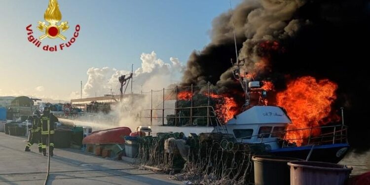 Cagliari, paura al molo Sant’Efisio: pauroso incendio su un peschereccio