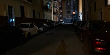 Cagliari, buio pesto da settimane in via Lombardia: residenti esasperati, “Abbiamo paura”