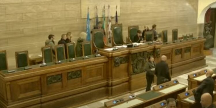 Cagliari, approvato in Consiglio il bilancio da mezzo miliardo: passa solo con i voti della maggioranza