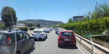 Cagliari, tamponamento a catena in viale Poetto: traffico in tilt per l’ennesima volta