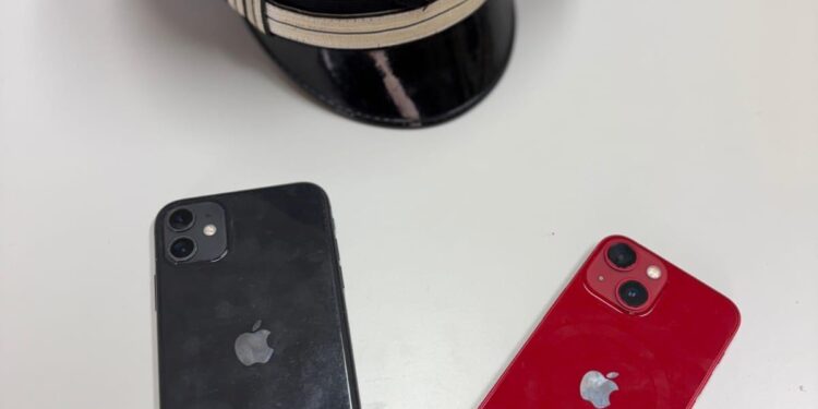 Cagliari, aveva rubato due iPhone durante un concerto: denunciato