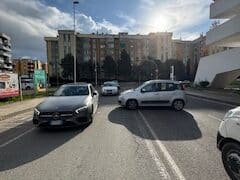Cagliari, altro incidente in via Biasi: una Panda scavalca la doppia striscia continua