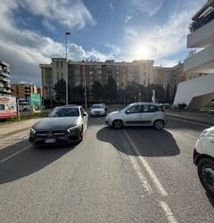 Cagliari, altro incidente in via Biasi: una Panda scavalca la doppia striscia continua