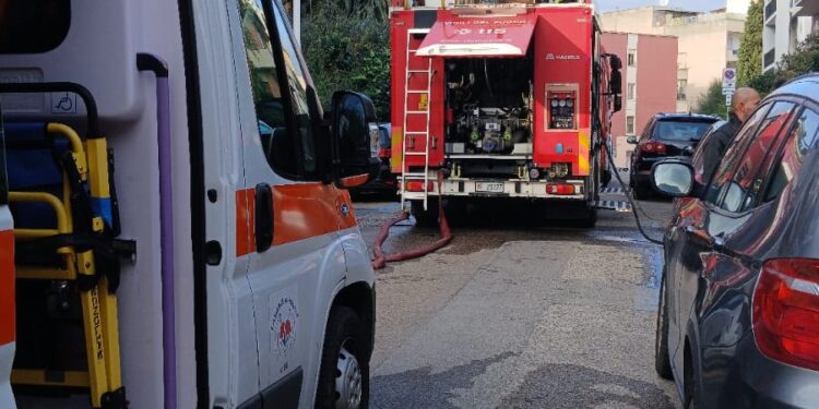Cagliari, incendio in via Sanna Randaccio: due intossicati