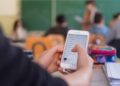 I telefoni rimangono a casa: a Samassi e Serramanna niente dispositivi a scuola