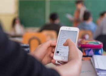 I telefoni rimangono a casa: a Samassi e Serramanna niente dispositivi a scuola