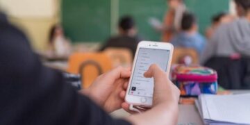 I telefoni rimangono a casa: a Samassi e Serramanna niente dispositivi a scuola