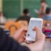 I telefoni rimangono a casa: a Samassi e Serramanna niente dispositivi a scuola