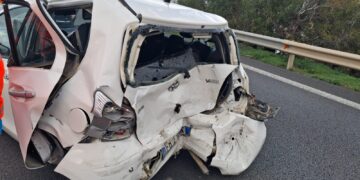 Scontro auto e furgone sulla 195: 3 feriti