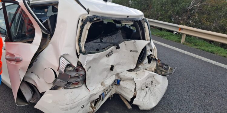 Scontro auto e furgone sulla 195: 3 feriti