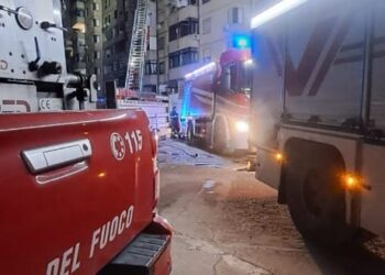 Cagliari, incendio in un appartamento in via Schiavazzi: un intossicato salvato dai vigili del fuoco