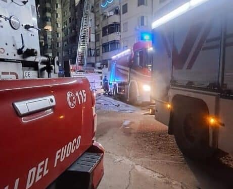 Cagliari, incendio in un appartamento in via Schiavazzi: un intossicato salvato dai vigili del fuoco