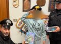 Scappa di casa per vendere libri e disegni e comprare il regalo di Natale alla sorellina: bimbo di 11 anni lo riceve dai Carabinieri