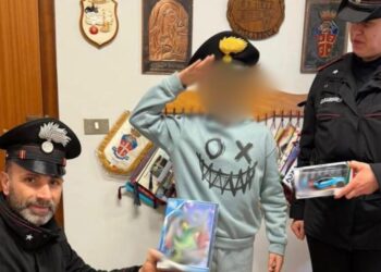Scappa di casa per vendere libri e disegni e comprare il regalo di Natale alla sorellina: bimbo di 11 anni lo riceve dai Carabinieri