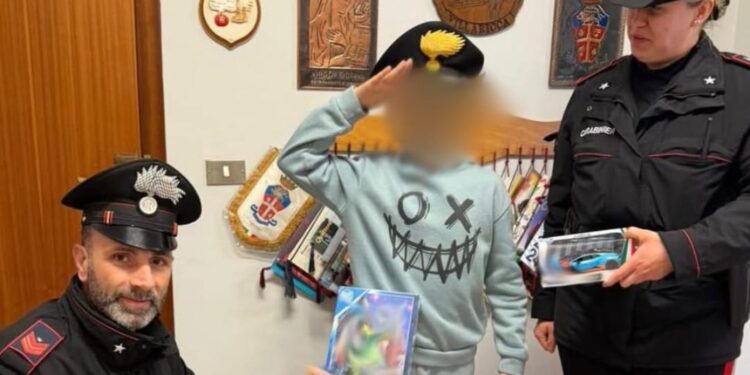 Scappa di casa per vendere libri e disegni e comprare il regalo di Natale alla sorellina: bimbo di 11 anni lo riceve dai Carabinieri
