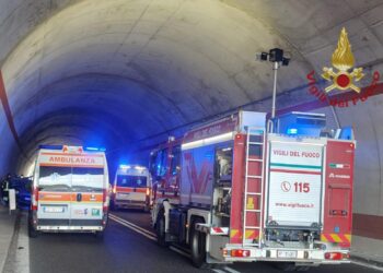 Il terribile schianto tra tre auto a Maracalagonis: quattro feriti, i vigili del fuoco salvano una coppia con lei incinta intrappolata tra le lamiere