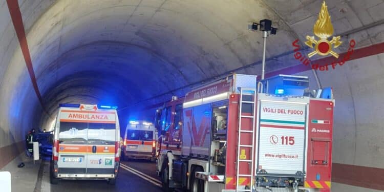 Il terribile schianto tra tre auto a Maracalagonis: quattro feriti, i vigili del fuoco salvano una coppia con lei incinta intrappolata tra le lamiere