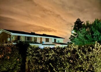 Il cielo arancione sopra Sarroch, alla Saras emergenza senza fine