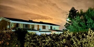 Il cielo arancione sopra Sarroch, alla Saras emergenza senza fine