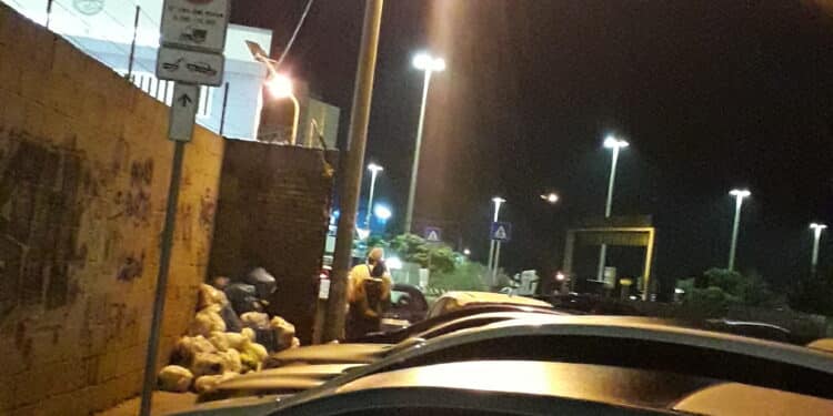 Cagliari, Viale la Plaia: la micro–discarica che cresce ogni giorno e preoccupa cittadini e commercianti