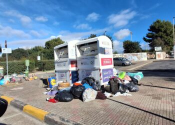 Quartu, il degrado assoluto in via Lussemburgo: residenti esasperati, rifiuti anche nell’asfalto stradale