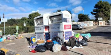 Quartu, il degrado assoluto in via Lussemburgo: residenti esasperati, rifiuti anche nell’asfalto stradale